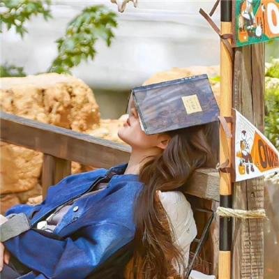 使用下方 20 个影片名，按顺序一一对应，不要改动片名文字，只根据片名和括号内类型提示来虚构全新的故事内容： 河口的圣诞节 庚子风云 丢心 夜未眠生死恋 盲爱 后记 玉面威龙 凡赫辛：伦敦任务 我的血腥婚礼 基斯克拉伊卡尔 吴山居事件账之燃骨 平安夜大逃杀 颂歌之女！ 贪婪 上班一条虫 奇葩追女仔2 六人行：当我们又在一起 降临国语 爱很大 左撇子艾伦